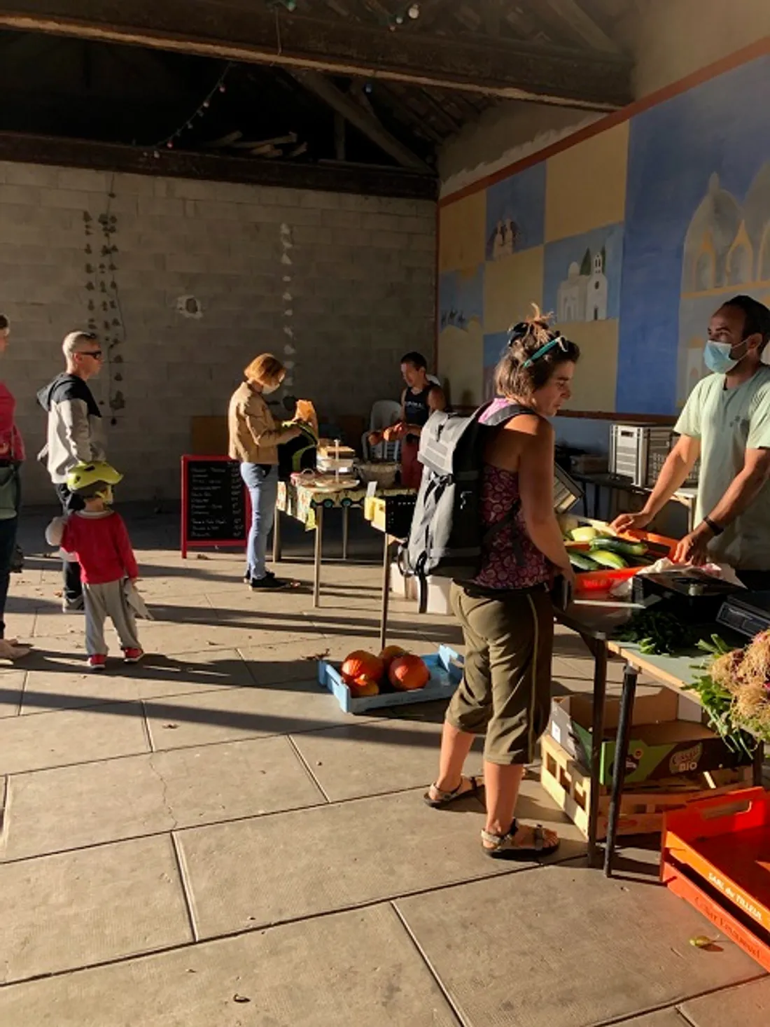 Le marché a lieu sous un préau au 2 rue La Fontaine à Dijon 